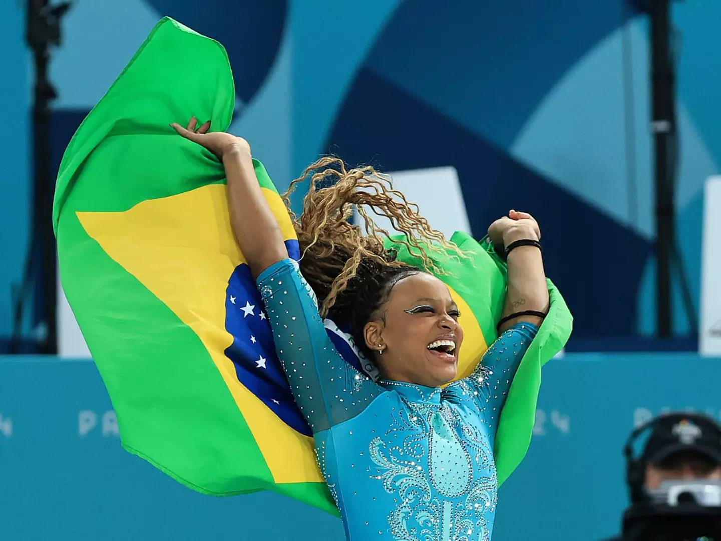 Rebeca Andrade supera Simone Biles e é ouro no solo em Paris